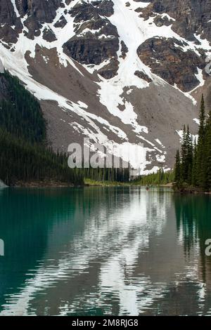 Ruhiger türkisfarbener See, umgeben von Wäldern und Bergen, im Frühling, in British Columbia, Kanada Stockfoto