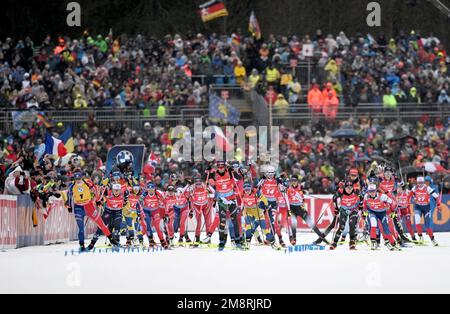 Ruhpolding, Deutschland. 15. Januar 2023. Biathlon, Weltmeisterschaft, 12,5 Kilometer, Frauen. Die Biathleten am Anfang. Kredit: Sven Hoppe/dpa/Alamy Live News Stockfoto