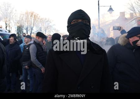 Vor dem Spiel der Premier League im Tottenham Hotspur Stadium, London, treffen sich die Fans des Tottenham Hotspur draußen. Foto: Sonntag, 15. Januar 2023. Stockfoto