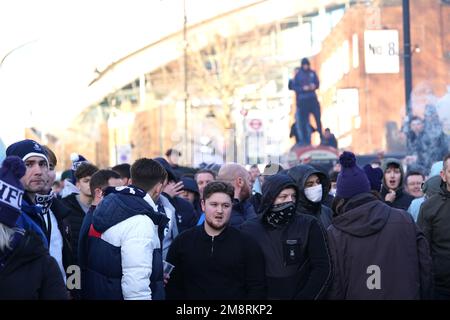 Vor dem Spiel der Premier League im Tottenham Hotspur Stadium, London, treffen sich die Fans des Tottenham Hotspur draußen. Foto: Sonntag, 15. Januar 2023. Stockfoto