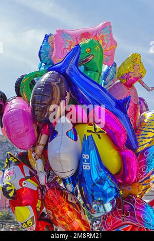 Athen, Griechenland - 03. Mai 2015: Ein großer Haufen bunter Heliumballons aus Folie zum Verkauf auf der Straße. Stockfoto