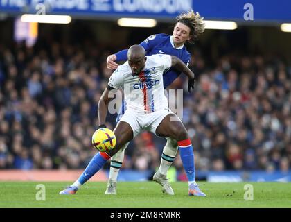 London, Großbritannien. 15. Januar 2023 Jean Philippe Matate vom Crystal Palace, angegriffen von Conor Gallagher von Chelsea während des Premier League-Spiels auf der Stamford Bridge, London. Das Bild sollte lauten: Paul Terry / Sportimage Credit: Sportimage/Alamy Live News Stockfoto