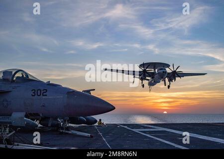 Uss Nimitz, Internationale Gewässer. 13. Januar 2023. USS Nimitz, internationale Gewässer. 13. Januar 2023. EIN US-AMERIKANISCHER Navy E-2C Hawkeye Frühwarnflugzeug der Sun Kings des Flugzeugträger Airborne Frühwarngeschwaders 116, Landeanflüge auf dem Cockpit des Flugzeugträgers der Nimitz-Klasse USS Nimitz bei Sonnenuntergang, die Routineeinsätze durchführen, 13. Januar 2023 im Südchinesischen Meer. Kredit: MC2 David Rowe/U.S Navy Photo/Alamy Live News Stockfoto