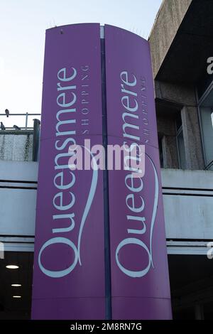 Slough, Berkshire, Großbritannien. 15. Januar 2023. Das Einkaufszentrum Queensmere in Slough. Die Western Side des Queensmere Shopping Centre wird ab morgen, dem 16. Januar 2023, geschlossen. Die meisten Geschäfte dort sind schon leer. Der Bauunternehmer British Land hat die Baugenehmigung des Slough Borough Council für die Umgestaltung des Einkaufszentrums erhalten. Geplant ist der Bau von 1.600 Wohnungen an diesem Standort zusammen mit neuen Geschäften, Restaurants und Büros. Slough wurde kürzlich zum 9. Schlechtesten Ort zum Leben in England gewählt. Kredit: Maureen McLean/Alamy Live News Stockfoto