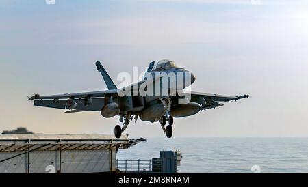 USS Nimitz, USA. 14. Januar 2023. EIN US-AMERIKANISCHER Navy F/A-18F Super Hornet Fighter Aircraft vom Mighty Shrikes of Strike Fighter Squadron 94, startet auf dem Cockpit des Flugzeugträgers der Nimitz-Klasse USS Nimitz, der Routineeinsätze durchführt, am 14. Januar 2023 im Südchinesischen Meer. Kredit: MCS Emma Burgess/U.S Navy Photo/Alamy Live News Stockfoto