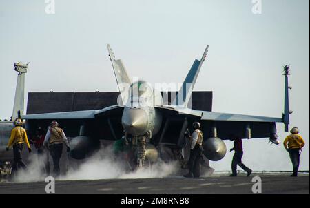 USS Nimitz, USA. 14. Januar 2023. EIN US-AMERIKANISCHER Navy F/A-18E Super Hornet Fighter Aircraft vom Kestrels of Strike Fighter Squadron 146, ist für den Start auf dem Cockpit des Flugzeugträgers der Nimitz-Klasse USS Nimitz vorbereitet, der am 14. Januar 2023 Routineeinsätze im Südchinesischen Meer durchführt. Kredit: MCS Emma Burgess/U.S Navy Photo/Alamy Live News Stockfoto