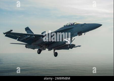 USS Nimitz, USA. 14. Januar 2023. EIN US-AMERIKANISCHER Navy F/A-18F Super Hornet Fighter Aircraft vom Mighty Shrikes of Strike Fighter Squadron 94, startet auf dem Cockpit des Flugzeugträgers der Nimitz-Klasse USS Nimitz, der Routineeinsätze durchführt, am 14. Januar 2023 im Südchinesischen Meer. Kredit: MCS Emma Burgess/U.S Navy Photo/Alamy Live News Stockfoto