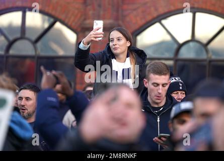 Vor dem Spiel der Premier League im Tottenham Hotspur Stadium, London, treffen sich die Fans des Tottenham Hotspur draußen. Foto: Sonntag, 15. Januar 2023. Stockfoto