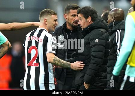 Kieran Trippier von Newcastle United spricht mit dem Manager von Fulham Marco Silva während des Premier League-Spiels in St. James' Park, Newcastle. Foto: Sonntag, 15. Januar 2023. Stockfoto