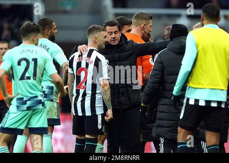 Kieran Trippier von Newcastle United spricht mit dem Manager von Fulham Marco Silva während des Premier League-Spiels in St. James' Park, Newcastle. Foto: Sonntag, 15. Januar 2023. Stockfoto