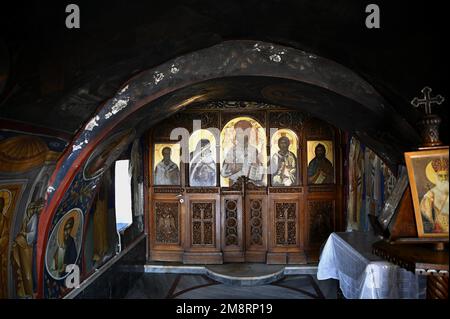 Malerische Innenansicht des Aghios Nikolaos Thalassinos, einer griechisch-orthodoxen Basilika mit Fresken und religiösen Ikonen auf der Insel Ägina, Griechenland. Stockfoto