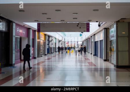 Slough, Berkshire, Großbritannien. 15. Januar 2023. Das Einkaufszentrum Queensmere in Slough. Die Western Side des Queensmere Shopping Centre wird ab morgen, dem 16. Januar 2023, geschlossen. Die meisten Geschäfte dort sind schon leer. Der Bauunternehmer British Land hat die Baugenehmigung des Slough Borough Council für die Umgestaltung des Einkaufszentrums erhalten. Geplant ist der Bau von 1.600 Wohnungen an diesem Standort zusammen mit neuen Geschäften, Restaurants und Büros. Slough wurde kürzlich zum 9. Schlechtesten Ort zum Leben in England gewählt. Kredit: Maureen McLean/Alamy Live News Stockfoto