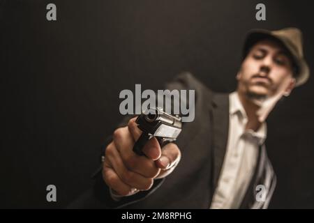 Ein alter Gangster mit einer Waffe in der Hand Stockfoto