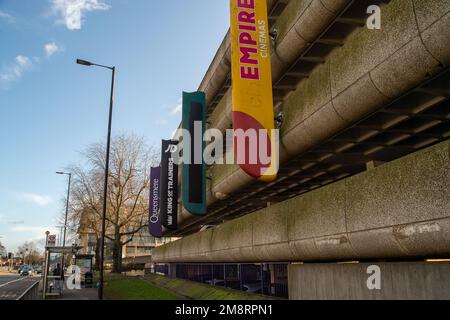 Slough, Berkshire, Großbritannien. 15. Januar 2023. Das Einkaufszentrum Queensmere in Slough. Die Western Side des Queensmere Shopping Centre wird ab morgen, dem 16. Januar 2023, geschlossen. Die meisten Geschäfte dort sind schon leer. Der Bauunternehmer British Land hat die Baugenehmigung des Slough Borough Council für die Umgestaltung des Einkaufszentrums erhalten. Geplant ist der Bau von 1.600 Wohnungen an diesem Standort zusammen mit neuen Geschäften, Restaurants und Büros. Slough wurde kürzlich zum 9. Schlechtesten Ort zum Leben in England gewählt. Kredit: Maureen McLean/Alamy Live News Stockfoto