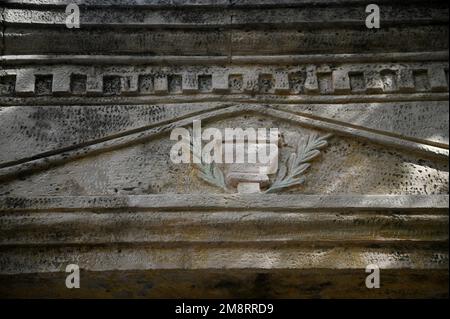 Uralte handgeschnitzte Steinpeeling mit Lorbeersymbolen. Stockfoto