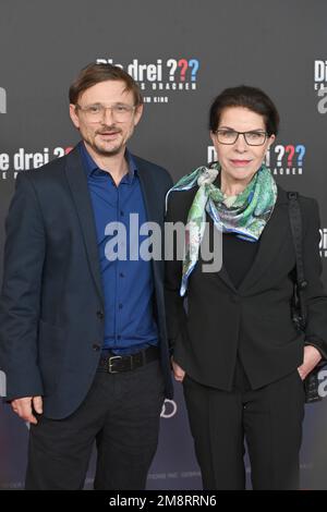 Von links: Florian LUKAS (Schauspieler), Gudrun LANDGREBE (Schauspielerin) Einzelbild, zugeschnittenes Einzelmotiv, Porträt, Porträt, Porträt. Red Carpet, Red Carpert Weltpremiere der DREI ??? ? ERBE DES DRACHEN am 15. Januar 2023 im Mathaeser-Kino in München. ? Stockfoto