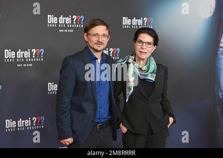 Von links: Florian LUKAS (Schauspieler), Gudrun LANDGREBE (Schauspielerin) Einzelbild, zugeschnittenes Einzelmotiv, Porträt, Porträt, Porträt. Red Carpet, Red Carpert Weltpremiere der DREI ??? ? ERBE DES DRACHEN am 15. Januar 2023 im Mathaeser-Kino in München. ? Stockfoto