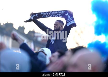 Vor dem Spiel der Premier League im Tottenham Hotspur Stadium, London, treffen sich die Fans des Tottenham Hotspur draußen. Foto: Sonntag, 15. Januar 2023. Stockfoto