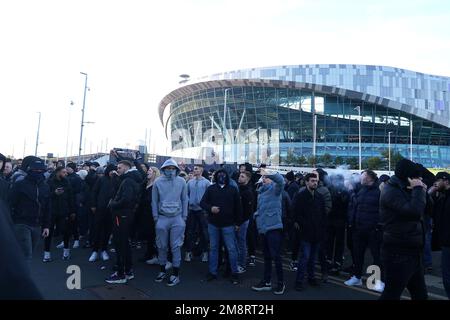 Vor dem Spiel der Premier League im Tottenham Hotspur Stadium, London, treffen sich die Fans des Tottenham Hotspur draußen. Foto: Sonntag, 15. Januar 2023. Stockfoto