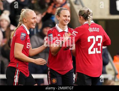 Martha Thomas (Centre) von Manchester United feiert das fünfte Tor seiner Mannschaft während des Barclays Women's Super League-Spiels im Leigh Sports Village, Leigh. Foto: Sonntag, 15. Januar 2023. Stockfoto