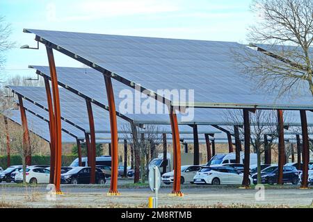 Solarpaneele auf dem Parkplatz. Padua, Italien - Januar 2023 Stockfoto