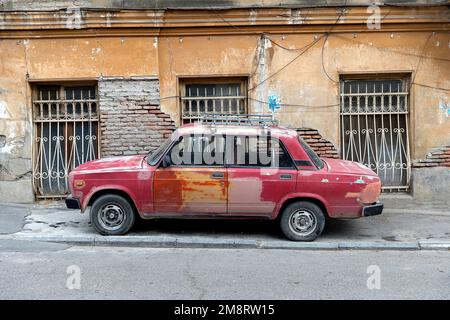 Ein altes sowjetisches Auto parkt in einer Straße im alten Teil von Tiflis in Georgien Stockfoto