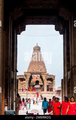 Blick auf den hohen Gopuram und nandi im Tanjore Brihadisvara-Tempel Stockfoto