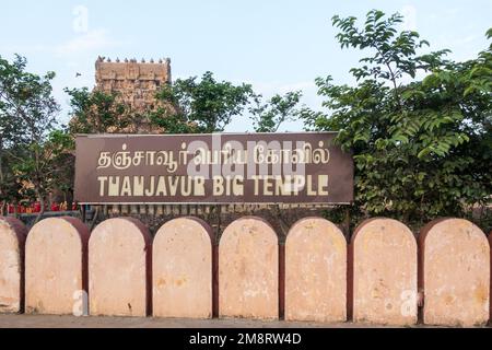 Namensschild Thanjavur Big Temple an der Festungsmauer Stockfoto