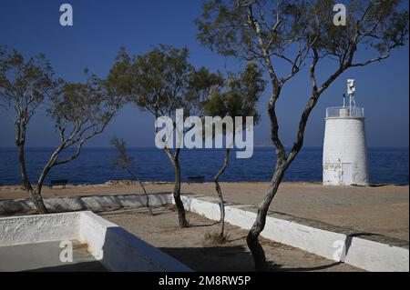 Landschaft mit malerischem Blick auf den Leuchtturm von Bouza, ein historisches Wahrzeichen an der Plakakia Bay auf der Insel Aegina, Griechenland. Stockfoto