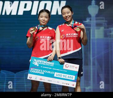Kuala Lumpur, Malaysia. 15. Januar 2023. Chen Qing Chen (L) und Jia Yi Fan von China posieren für ein Foto mit ihren Medaillen beim Finalspiel der Women Doubles bei den Petronas Malaysia Open 2023 in der Axiata Arena.Chen Qing Chen und Jia Yi Fan von China gewannen mit Punkten; 21/21 : 16/10 (Foto: Wong Fok Loy/SOPA Images/Sipa USA) Guthaben: SIPA USA/Alamy Live News Stockfoto