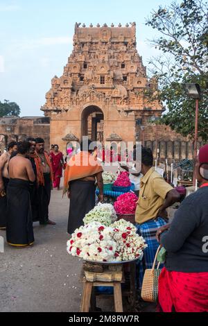 Pilger betreten den Maratha-Eingang am Thanjavur Brihadisvara-Tempel Stockfoto