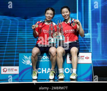 Kuala Lumpur, Malaysia. 15. Januar 2023. Chen Qing Chen (L) und Jia Yi Fan von China posieren für ein Foto mit ihren Medaillen auf der Podiumzeremonie, nachdem sie das Finalspiel der Women Doubles bei den Petronas Malaysia Open 2023 in der Axiata Arena gewonnen haben.Chen Qing Chen und Jia Yi Fan von China gewannen mit Punkten; 21/21 : 16/10 (Foto: Wong Fok Loy/SOPA Images/Sipa USA) Guthaben: SIPA USA/Alamy Live News Stockfoto