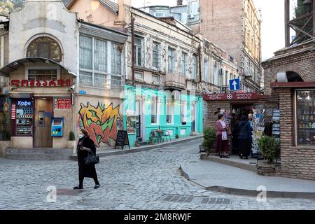 Interessante Straße mit alten Gebäuden in der Altstadt von tiflis in georgia Stockfoto