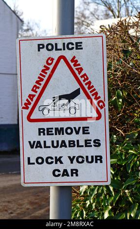 Ein Warnschild der Polizei, um Wertsachen zu entfernen und Ihr Auto auf Parkplätzen auf den Norfolk Broads in Ranworth, Norfolk, England, Großbritannien einzuschließen. Stockfoto