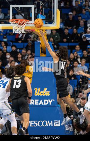 Der Colorado Buffaloes Guard Javon Ruffin (11) trifft bei einem Layup während eines NCAA-Basketballspiels gegen die UCLA Bruins am Samstag, den 14. Januar 2023 in Pau Stockfoto