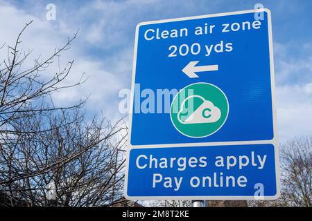 Ein Schild weist darauf hin, dass in den Gebieten Newcastle Upon Tyne und Gateshead in Großbritannien die Can Air Zone (CAZ) belastet wird. Stockfoto