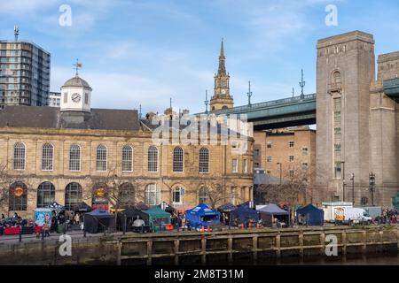 Blick auf den Quayside Sunday Market mit Ständen am Guildhall und Hard Rock Cafe in Newcastle upon Tyne, Großbritannien. Stockfoto