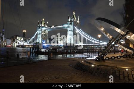 Tower Bridge und Uhrwerk Skulptur, London, England Stockfoto