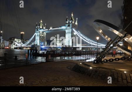 Tower Bridge und Uhrwerk Skulptur London England Stockfoto