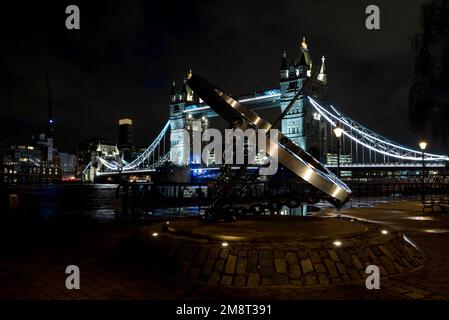 Uhr, Tower Bridge, London, England Stockfoto