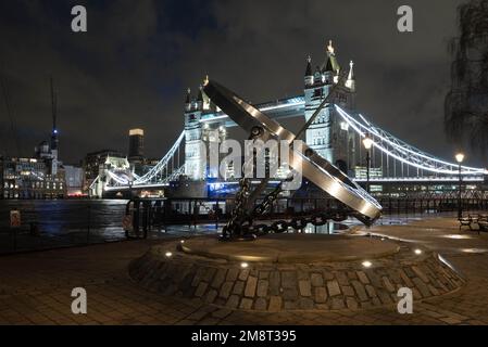 Time Piece Sculpture und Tower Bridge über die Themse, London, England Stockfoto