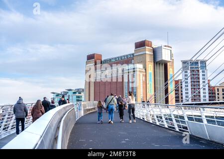 Blick über die Tyne's Millennium Bridge in Richtung DES Veranstaltungsorts FÜR ZEITGENÖSSISCHE BALTISCHE Kunst in Gateshead von Newcastle upon Tyne, Großbritannien. Stockfoto