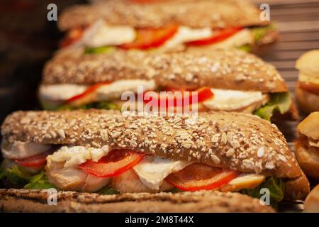 Köstliche frische Sandwiches mit Käse, Brot, Tomaten, Wurst und gesundem Snack Stockfoto