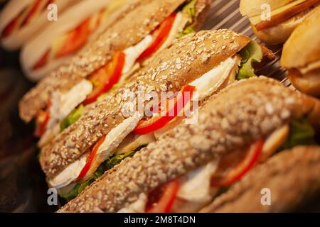 Köstliche frische Sandwiches mit Käse, Brot, Tomaten, Wurst und gesundem Snack Stockfoto