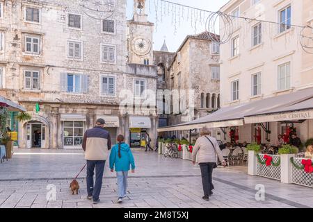 Der zentrale Platz der Altstadt von Split, Kroatien. Volksplatz oder Pjaca in Split, Kroatien. Weihnachtsdekoration in der Altstadt von Split. Stockfoto