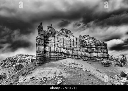 Eine Grauskala der Sandsteinfinne der Ghost Ranch in New Mexico, USA Stockfoto