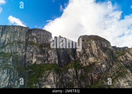 Preikestolen der berühmte Felsen in Norwegen aus Sicht des Wassers Stockfoto