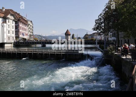 Die Spreuer-Brücke am Fluss Reuss, Luzern, Schweiz mit Wasserturm im Hintergrund Stockfoto