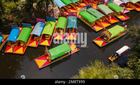 Luftaufnahme von bunt bemalten Booten in Xochimilco, Mexiko-Stadt. Einer der typischsten Orte. Stockfoto