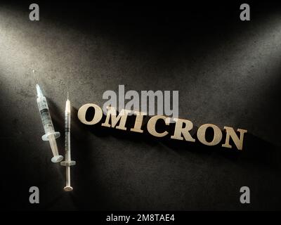 Kombination aus omicron-Wort und -Spritze Stockfoto